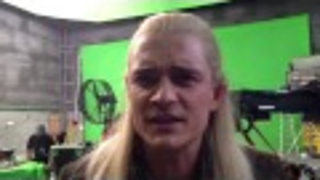 Orlando Bloom sings "Taking the Hobbits to Isengard" on the <em>Hobbit</em> set